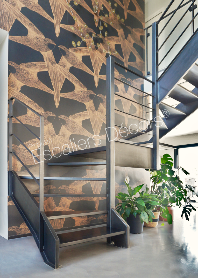 DT150 - Escalier métallique de forme spécifique au design contemporain et industriel de la Collection Loft. Vue 1